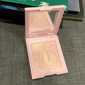 *HOST PICK* 💕 Kylie cosmetics highlighter